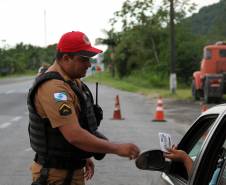 O feriadão de Carnaval terminou com mais acidentes e mortes nas rodovias paranaenses, em comparação com o ano passado. De acordo com o balanço divulgado nesta quarta-feira (01) pela Polícia Militar do Paraná, foram registrados 133 acidentes com 132 feridos e 10 mortos, além de três atropelamentos neste feriado. No mesmo período do ano anterior, foram 127 acidentes, 129 feridos, sete mortos e três atropelamentos. 