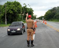 O feriadão de Carnaval terminou com mais acidentes e mortes nas rodovias paranaenses, em comparação com o ano passado. De acordo com o balanço divulgado nesta quarta-feira (01) pela Polícia Militar do Paraná, foram registrados 133 acidentes com 132 feridos e 10 mortos, além de três atropelamentos neste feriado. No mesmo período do ano anterior, foram 127 acidentes, 129 feridos, sete mortos e três atropelamentos. 