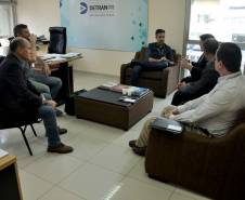 Em busca de referências tecnológicas e inovações em serviços, representantes do Departamento Estadual de Trânsito do Espírito Santo visitaram nesta quinta-feira (16) o Departamento de Trânsito do Paraná (Detran), em Curitiba. No encontro os participantes puderam conhecer o sistema Detran Fácil e a Escola Pública de Trânsito da autarquia. 