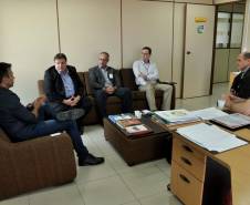 Em busca de referências tecnológicas e inovações em serviços, representantes do Departamento Estadual de Trânsito do Espírito Santo visitaram nesta quinta-feira (16) o Departamento de Trânsito do Paraná (Detran), em Curitiba. No encontro os participantes puderam conhecer o sistema Detran Fácil e a Escola Pública de Trânsito da autarquia. 