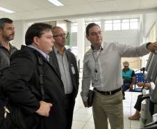 Em busca de referências tecnológicas e inovações em serviços, representantes do Departamento Estadual de Trânsito do Espírito Santo visitaram nesta quinta-feira (16) o Departamento de Trânsito do Paraná (Detran), em Curitiba. No encontro os participantes puderam conhecer o sistema Detran Fácil e a Escola Pública de Trânsito da autarquia. 