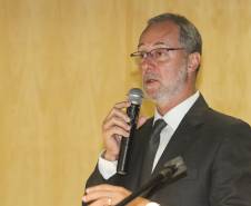 O Departamento de Trânsito do Paraná (Detran) promoveu nesta terça-feira (21), em Curitiba, um encontro técnico com autoridades municipais de 42 cidades do Estado que já estão integradas ao Sistema Nacional de Trânsito. O evento, uma iniciativa inédita da autarquia, teve como público-alvo gestores e equipes operacionais e incluiu palestras e discussões sobre legislação e fiscalização, as mudanças e impactos na segurança viária.