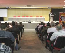O Departamento de Trânsito do Paraná (Detran) promoveu nesta terça-feira (21), em Curitiba, um encontro técnico com autoridades municipais de 42 cidades do Estado que já estão integradas ao Sistema Nacional de Trânsito. O evento, uma iniciativa inédita da autarquia, teve como público-alvo gestores e equipes operacionais e incluiu palestras e discussões sobre legislação e fiscalização, as mudanças e impactos na segurança viária.