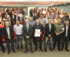 O Departamento de Trânsito do Paraná (Detran) promoveu nesta terça-feira (21), em Curitiba, um encontro técnico com autoridades municipais de 42 cidades do Estado que já estão integradas ao Sistema Nacional de Trânsito. O evento, uma iniciativa inédita da autarquia, teve como público-alvo gestores e equipes operacionais e incluiu palestras e discussões sobre legislação e fiscalização, as mudanças e impactos na segurança viária.