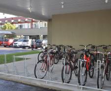 Mesmo com a carteira de habilitação suspensa ou cassada, muitos motoristas insistem em dirigir. No primeiro bimestre de 2017, somente na capital do Estado, 252 condutores foram notificados por cometerem tal infração. Para conscientizar os infratores e incentivar novos comportamentos, o Detran oferece, a partir desta quinta-feira (30), um bicicletário na sede do Tarumã, em Curitiba. 