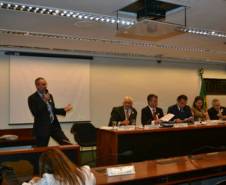 O diretor-geral do Departamento de Trânsito do Paraná, Marcos Traad, defendeu na Câmara dos Deputados, em Brasília, o aumento do número de horas das aulas práticas de direção para candidatos à primeira habilitação.