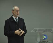 Empresários e prestadores de serviços diretamente ligados ao Departamento de Trânsito do Paraná (Detran), como fabricantes de placas, despachantes, centros de formação de condutores, clinicas credenciadas, seguradoras e revendedoras de veículos, foram recebidos nesta segunda-feira (22), na sede da autarquia em Curitiba, para debater melhorias e soluções. 