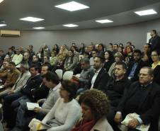 Empresários e prestadores de serviços diretamente ligados ao Departamento de Trânsito do Paraná (Detran), como fabricantes de placas, despachantes, centros de formação de condutores, clinicas credenciadas, seguradoras e revendedoras de veículos, foram recebidos nesta segunda-feira (22), na sede da autarquia em Curitiba, para debater melhorias e soluções. 