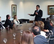 O governador Beto Richa anunciou nesta terça-feira (23) o primeiro curso da Universidade Virtual do Paraná. O curso superior de Tecnologia em Gestão Pública começa mno segundo semestre e marca o início das atividades da Universidade Virtual. O governador, o secretário da Ciência, Tecnologia e Ensino Superior, João Carlos Gomes, e o diretor-geral do Detran, Marcos Traad, assinaram nesta terça-feira (23) o termo de cooperação para a realização do curso.Curitiba, 23/05/2017.