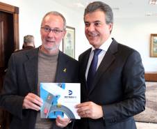 O governador Beto Richa anunciou nesta terça-feira (23) o primeiro curso da Universidade Virtual do Paraná. O curso superior de Tecnologia em Gestão Pública começa mno segundo semestre e marca o início das atividades da Universidade Virtual. O governador, o secretário da Ciência, Tecnologia e Ensino Superior, João Carlos Gomes, e o diretor-geral do Detran, Marcos Traad, assinaram nesta terça-feira (23) o termo de cooperação para a realização do curso.Curitiba, 23/05/2017.