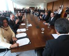 O governador Beto Richa anunciou nesta terça-feira (23) o primeiro curso da Universidade Virtual do Paraná. O curso superior de Tecnologia em Gestão Pública começa mno segundo semestre e marca o início das atividades da Universidade Virtual. O governador, o secretário da Ciência, Tecnologia e Ensino Superior, João Carlos Gomes, e o diretor-geral do Detran, Marcos Traad, assinaram nesta terça-feira (23) o termo de cooperação para a realização do curso.Curitiba, 23/05/2017.