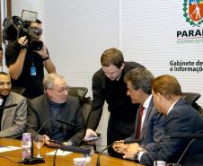 O governador Beto Richa lançou nesta terça-feira (27) o novo aplicativo do Departamento de Trânsito do Paraná voltado especialmente para quem vai fazer a primeira Carteira Nacional de Habilitação (CNH). Curitiba,27/06/2017 Foto:Jaelson Lucas / ANPr