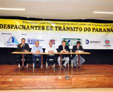 Para concluir a fase de entrega dos diplomas dos cursos de capacitação, que teve início no ano passado, o Sindepar, em parceria com o Detran-PR, realizou um evento em Londrina, no dia 19 de abril. Na ocasião estiveram presentes, além de membros da diretoria do Sindepar e do Detran-PR, mais de 100 despachantes de Londrina e da região norte do estado.