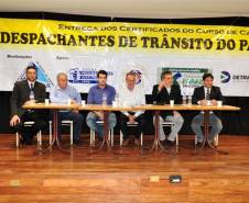 Para concluir a fase de entrega dos diplomas dos cursos de capacitação, que teve início no ano passado, o Sindepar, em parceria com o Detran-PR, realizou um evento em Londrina, no dia 19 de abril. Na ocasião estiveram presentes, além de membros da diretoria do Sindepar e do Detran-PR, mais de 100 despachantes de Londrina e da região norte do estado.