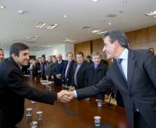 O governador Beto Richa anunciou nesta terça-feira (18), no Palácio Iguaçu, a restituição, pelo Detran-PR, de R$ 2 milhões para 25 cidades paranaenses que não estão integradas ao Sistema Nacional de Trânsito (SNT) e que não possuem adesão ao convênio de delegação para fiscalização de trânsito.Os valores são referentes a multas de trânsito de competência municipal, lavradas por agentes da autoridade de trânsito estadual. Curitiba,18/07/2017 Foto:Jaelson Lucas / ANPr