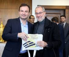 O governador Beto Richa anunciou nesta terça-feira (18), no Palácio Iguaçu, a restituição, pelo Detran-PR, de R$ 2 milhões para 25 cidades paranaenses que não estão integradas ao Sistema Nacional de Trânsito (SNT) e que não possuem adesão ao convênio de delegação para fiscalização de trânsito.Os valores são referentes a multas de trânsito de competência municipal, lavradas por agentes da autoridade de trânsito estadual. Curitiba,18/07/2017 Foto:Jaelson Lucas / ANPr