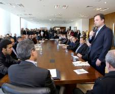 O governador Beto Richa anunciou nesta terça-feira (18), no Palácio Iguaçu, a restituição, pelo Detran-PR, de R$ 2 milhões para 25 cidades paranaenses que não estão integradas ao Sistema Nacional de Trânsito (SNT) e que não possuem adesão ao convênio de delegação para fiscalização de trânsito.Os valores são referentes a multas de trânsito de competência municipal, lavradas por agentes da autoridade de trânsito estadual. Curitiba,18/07/2017 Foto:Jaelson Lucas / ANPr