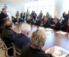 O governador Beto Richa anunciou nesta terça-feira (18), no Palácio Iguaçu, a restituição, pelo Detran-PR, de R$ 2 milhões para 25 cidades paranaenses que não estão integradas ao Sistema Nacional de Trânsito (SNT) e que não possuem adesão ao convênio de delegação para fiscalização de trânsito.Os valores são referentes a multas de trânsito de competência municipal, lavradas por agentes da autoridade de trânsito estadual. Curitiba,18/07/2017 Foto:Jaelson Lucas / ANPr