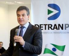 O governador Beto Richa anunciou nesta terça-feira (18), no Palácio Iguaçu, a restituição, pelo Detran-PR, de R$ 2 milhões para 25 cidades paranaenses que não estão integradas ao Sistema Nacional de Trânsito (SNT) e que não possuem adesão ao convênio de delegação para fiscalização de trânsito.Os valores são referentes a multas de trânsito de competência municipal, lavradas por agentes da autoridade de trânsito estadual. Curitiba,18/07/2017 Foto:Jaelson Lucas / ANPr