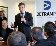 O governador Beto Richa anunciou nesta terça-feira (18), no Palácio Iguaçu, a restituição, pelo Detran-PR, de R$ 2 milhões para 25 cidades paranaenses que não estão integradas ao Sistema Nacional de Trânsito (SNT) e que não possuem adesão ao convênio de delegação para fiscalização de trânsito.Os valores são referentes a multas de trânsito de competência municipal, lavradas por agentes da autoridade de trânsito estadual. Curitiba,18/07/2017 Foto:Jaelson Lucas / ANPr