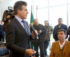 O governador Beto Richa anunciou nesta terça-feira (18), no Palácio Iguaçu, a restituição, pelo Detran-PR, de R$ 2 milhões para 25 cidades paranaenses que não estão integradas ao Sistema Nacional de Trânsito (SNT) e que não possuem adesão ao convênio de delegação para fiscalização de trânsito.Os valores são referentes a multas de trânsito de competência municipal, lavradas por agentes da autoridade de trânsito estadual. Curitiba,18/07/2017 Foto:Jaelson Lucas / ANPr