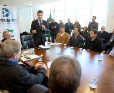 O governador Beto Richa anunciou nesta terça-feira (18), no Palácio Iguaçu, a restituição, pelo Detran-PR, de R$ 2 milhões para 25 cidades paranaenses que não estão integradas ao Sistema Nacional de Trânsito (SNT) e que não possuem adesão ao convênio de delegação para fiscalização de trânsito.Os valores são referentes a multas de trânsito de competência municipal, lavradas por agentes da autoridade de trânsito estadual. Curitiba,18/07/2017 Foto:Jaelson Lucas / ANPr