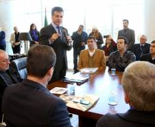 O governador Beto Richa anunciou nesta terça-feira (18), no Palácio Iguaçu, a restituição, pelo Detran-PR, de R$ 2 milhões para 25 cidades paranaenses que não estão integradas ao Sistema Nacional de Trânsito (SNT) e que não possuem adesão ao convênio de delegação para fiscalização de trânsito.Os valores são referentes a multas de trânsito de competência municipal, lavradas por agentes da autoridade de trânsito estadual. Curitiba,18/07/2017 Foto:Jaelson Lucas / ANPr