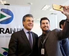 O governador Beto Richa anunciou nesta terça-feira (18), no Palácio Iguaçu, a restituição, pelo Detran-PR, de R$ 2 milhões para 25 cidades paranaenses que não estão integradas ao Sistema Nacional de Trânsito (SNT) e que não possuem adesão ao convênio de delegação para fiscalização de trânsito.Os valores são referentes a multas de trânsito de competência municipal, lavradas por agentes da autoridade de trânsito estadual. Curitiba,18/07/2017 Foto:Jaelson Lucas / ANPr
