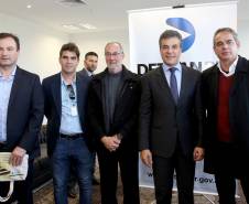 O governador Beto Richa anunciou nesta terça-feira (18), no Palácio Iguaçu, a restituição, pelo Detran-PR, de R$ 2 milhões para 25 cidades paranaenses que não estão integradas ao Sistema Nacional de Trânsito (SNT) e que não possuem adesão ao convênio de delegação para fiscalização de trânsito.Os valores são referentes a multas de trânsito de competência municipal, lavradas por agentes da autoridade de trânsito estadual. Curitiba,18/07/2017 Foto:Jaelson Lucas / ANPr