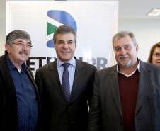 O governador Beto Richa anunciou nesta terça-feira (18), no Palácio Iguaçu, a restituição, pelo Detran-PR, de R$ 2 milhões para 25 cidades paranaenses que não estão integradas ao Sistema Nacional de Trânsito (SNT) e que não possuem adesão ao convênio de delegação para fiscalização de trânsito.Os valores são referentes a multas de trânsito de competência municipal, lavradas por agentes da autoridade de trânsito estadual. Curitiba,18/07/2017 Foto:Jaelson Lucas / ANPr