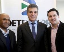 O governador Beto Richa anunciou nesta terça-feira (18), no Palácio Iguaçu, a restituição, pelo Detran-PR, de R$ 2 milhões para 25 cidades paranaenses que não estão integradas ao Sistema Nacional de Trânsito (SNT) e que não possuem adesão ao convênio de delegação para fiscalização de trânsito.Os valores são referentes a multas de trânsito de competência municipal, lavradas por agentes da autoridade de trânsito estadual. Curitiba,18/07/2017 Foto:Jaelson Lucas / ANPr