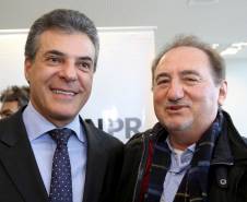 O governador Beto Richa anunciou nesta terça-feira (18), no Palácio Iguaçu, a restituição, pelo Detran-PR, de R$ 2 milhões para 25 cidades paranaenses que não estão integradas ao Sistema Nacional de Trânsito (SNT) e que não possuem adesão ao convênio de delegação para fiscalização de trânsito.Os valores são referentes a multas de trânsito de competência municipal, lavradas por agentes da autoridade de trânsito estadual. Curitiba,18/07/2017 Foto:Jaelson Lucas / ANPr