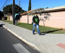 O governo estadual construiu quase 3 mil quilômetros lineares de calçadas em todo o Paraná. A estimativa, calculada por técnicos da Secretária de Estado de Desenvolvimento Urbano, leva em consideração as novas calçadas feitas por meio do Calçadas Paraná e as erguidas em conjunto com obras de recapeamento e de urbanização. Na imagem a rua, Capitão Leonardo Graziano. Araucária,20,07,2017 Foto:Jaelson Lucas / ANPr