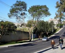 O governo estadual construiu quase 3 mil quilômetros lineares de calçadas em todo o Paraná. A estimativa, calculada por técnicos da Secretária de Estado de Desenvolvimento Urbano, leva em consideração as novas calçadas feitas por meio do Calçadas Paraná e as erguidas em conjunto com obras de recapeamento e de urbanização. Na imagem a rua, Heitor Alves Guimarães. Araucária,20,07,2017 Foto:Jaelson Lucas / ANPr