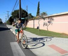 O governo estadual construiu quase 3 mil quilômetros lineares de calçadas em todo o Paraná. A estimativa, calculada por técnicos da Secretária de Estado de Desenvolvimento Urbano, leva em consideração as novas calçadas feitas por meio do Calçadas Paraná e as erguidas em conjunto com obras de recapeamento e de urbanização. Na imagem a rua, Capitão Leonardo Graziano. Araucária,20,07,2017 Foto:Jaelson Lucas / ANPr