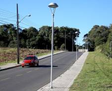 O governo estadual construiu quase 3 mil quilômetros lineares de calçadas em todo o Paraná. A estimativa, calculada por técnicos da Secretária de Estado de Desenvolvimento Urbano, leva em consideração as novas calçadas feitas por meio do Calçadas Paraná e as erguidas em conjunto com obras de recapeamento e de urbanização. Na imagem a rua, Vereador Valentin Wolsk. Araucária,20,07,2017 Foto:Jaelson Lucas / ANPr