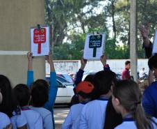 O Departamento de Trânsito do Paraná (Detran) iniciou esta semana uma nova parceria para educação de trânsito de crianças e adolescentes. A Delegacia de Delitos de Trânsito (Dedetran) passa a integrar o roteiro de visitas que apresentam o trabalho da autarquia, do Batalhão de Polícia Militar de Trânsito (BPTran) e ensinam sobre comportamento prudente e seguro nas ruas.