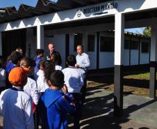 O Departamento de Trânsito do Paraná (Detran) iniciou esta semana uma nova parceria para educação de trânsito de crianças e adolescentes. A Delegacia de Delitos de Trânsito (Dedetran) passa a integrar o roteiro de visitas que apresentam o trabalho da autarquia, do Batalhão de Polícia Militar de Trânsito (BPTran) e ensinam sobre comportamento prudente e seguro nas ruas.