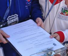 O Departamento de Trânsito do Paraná (Detran) iniciou esta semana uma nova parceria para educação de trânsito de crianças e adolescentes. A Delegacia de Delitos de Trânsito (Dedetran) passa a integrar o roteiro de visitas que apresentam o trabalho da autarquia, do Batalhão de Polícia Militar de Trânsito (BPTran) e ensinam sobre comportamento prudente e seguro nas ruas.