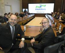 O secretário de Estado da Cultura, João Luiz Fiani, e o diretor-geral do Departamento de Trânsito do Paraná (DETRAN-PR), Marcos Traad, lançam dois projetos em parceria: ?Arte Urbana ? Respeito no Trânsito? e ?Viradinha Cultural Paraná 2018?.Curitiba, 10 de outubro de 2017.Foto: Kraw Penas/SEEC