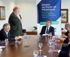 A partir deste mês, motoristas profissionais do Paraná poderão fazer o curso de reciclagem preventivo antes de atingir 20 pontos na carteira de habilitação. Assim, o trabalhador evita a suspensão do direito de dirigir, que desde novembro de 2016 é de no mínimo seis meses. A novidade foi anunciada nesta segunda-feira (20) pelo governador Beto Richa e o diretor-geral do Detran, Marcos Traad, em cerimônia no Palácio Iguaçu, em Curitiba. Curitiba,20/11/2017 Foto:Jaelson Lucas / ANPr