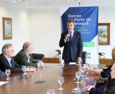 A partir deste mês, motoristas profissionais do Paraná poderão fazer o curso de reciclagem preventivo antes de atingir 20 pontos na carteira de habilitação. Assim, o trabalhador evita a suspensão do direito de dirigir, que desde novembro de 2016 é de no mínimo seis meses. A novidade foi anunciada nesta segunda-feira (20) pelo governador Beto Richa e o diretor-geral do Detran, Marcos Traad, em cerimônia no Palácio Iguaçu, em Curitiba. Curitiba,20/11/2017 Foto:Jaelson Lucas / ANPr