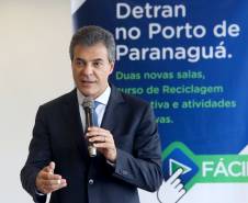 A partir deste mês, motoristas profissionais do Paraná poderão fazer o curso de reciclagem preventivo antes de atingir 20 pontos na carteira de habilitação. Assim, o trabalhador evita a suspensão do direito de dirigir, que desde novembro de 2016 é de no mínimo seis meses. A novidade foi anunciada nesta segunda-feira (20) pelo governador Beto Richa e o diretor-geral do Detran, Marcos Traad, em cerimônia no Palácio Iguaçu, em Curitiba. Curitiba,20/11/2017 Foto:Jaelson Lucas / ANPr