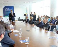 A partir deste mês, motoristas profissionais do Paraná poderão fazer o curso de reciclagem preventivo antes de atingir 20 pontos na carteira de habilitação. Assim, o trabalhador evita a suspensão do direito de dirigir, que desde novembro de 2016 é de no mínimo seis meses. A novidade foi anunciada nesta segunda-feira (20) pelo governador Beto Richa e o diretor-geral do Detran, Marcos Traad, em cerimônia no Palácio Iguaçu, em Curitiba. Curitiba,20/11/2017 Foto:Jaelson Lucas / ANPr