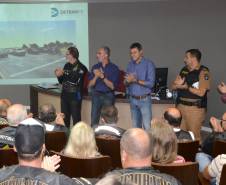 
O Departamento de Trânsito do Paraná (Detran) e a prefeitura de Curitiba lançaram nesta quarta-feira (21), um projeto piloto de implantação de espaços exclusivos para motos. A nova sinalização foi instalada nos dois sentidos da Avenida Victor Ferreira do Amaral, no bairro Tarumã, próximo à sede do Detran. 
