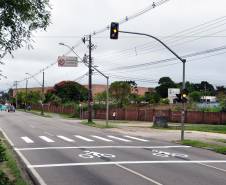 
O Departamento de Trânsito do Paraná (Detran) e a prefeitura de Curitiba lançaram nesta quarta-feira (21), um projeto piloto de implantação de espaços exclusivos para motos. A nova sinalização foi instalada nos dois sentidos da Avenida Victor Ferreira do Amaral, no bairro Tarumã, próximo à sede do Detran. 

