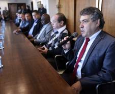 Reunião no Palácio Iguaçu, nesta quinta-feira (05), o Governo do Estado anunciou medidas sobre a emissão de documentos de veículos por despachantes será digitalizada e certificada pelo Departamento de Trânsito do Paraná (Detran-PR), vai aumentar a segurança do procedimento, diminuir a necessidade de envio de documentos físicos para armazenamento no Departamento e agilizar a entrega da documentação para os proprietários de veículos e, também pais e estudantes da rede estadual de ensino