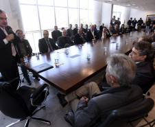 Reunião no Palácio Iguaçu, nesta quinta-feira (05), o Governo do Estado anunciou medidas sobre a emissão de documentos de veículos por despachantes será digitalizada e certificada pelo Departamento de Trânsito do Paraná (Detran-PR), vai aumentar a segurança do procedimento, diminuir a necessidade de envio de documentos físicos para armazenamento no Departamento e agilizar a entrega da documentação para os proprietários de veículos e, também pais e estudantes da rede estadual de ensino