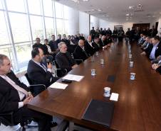 Reunião no Palácio Iguaçu, nesta quinta-feira (05), o Governo do Estado anunciou medidas sobre a emissão de documentos de veículos por despachantes será digitalizada e certificada pelo Departamento de Trânsito do Paraná (Detran-PR), vai aumentar a segurança do procedimento, diminuir a necessidade de envio de documentos físicos para armazenamento no Departamento e agilizar a entrega da documentação para os proprietários de veículos e, também pais e estudantes da rede estadual de ensino