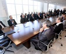 Reunião no Palácio Iguaçu, nesta quinta-feira (05), o Governo do Estado anunciou medidas sobre a emissão de documentos de veículos por despachantes será digitalizada e certificada pelo Departamento de Trânsito do Paraná (Detran-PR), vai aumentar a segurança do procedimento, diminuir a necessidade de envio de documentos físicos para armazenamento no Departamento e agilizar a entrega da documentação para os proprietários de veículos e, também pais e estudantes da rede estadual de ensino